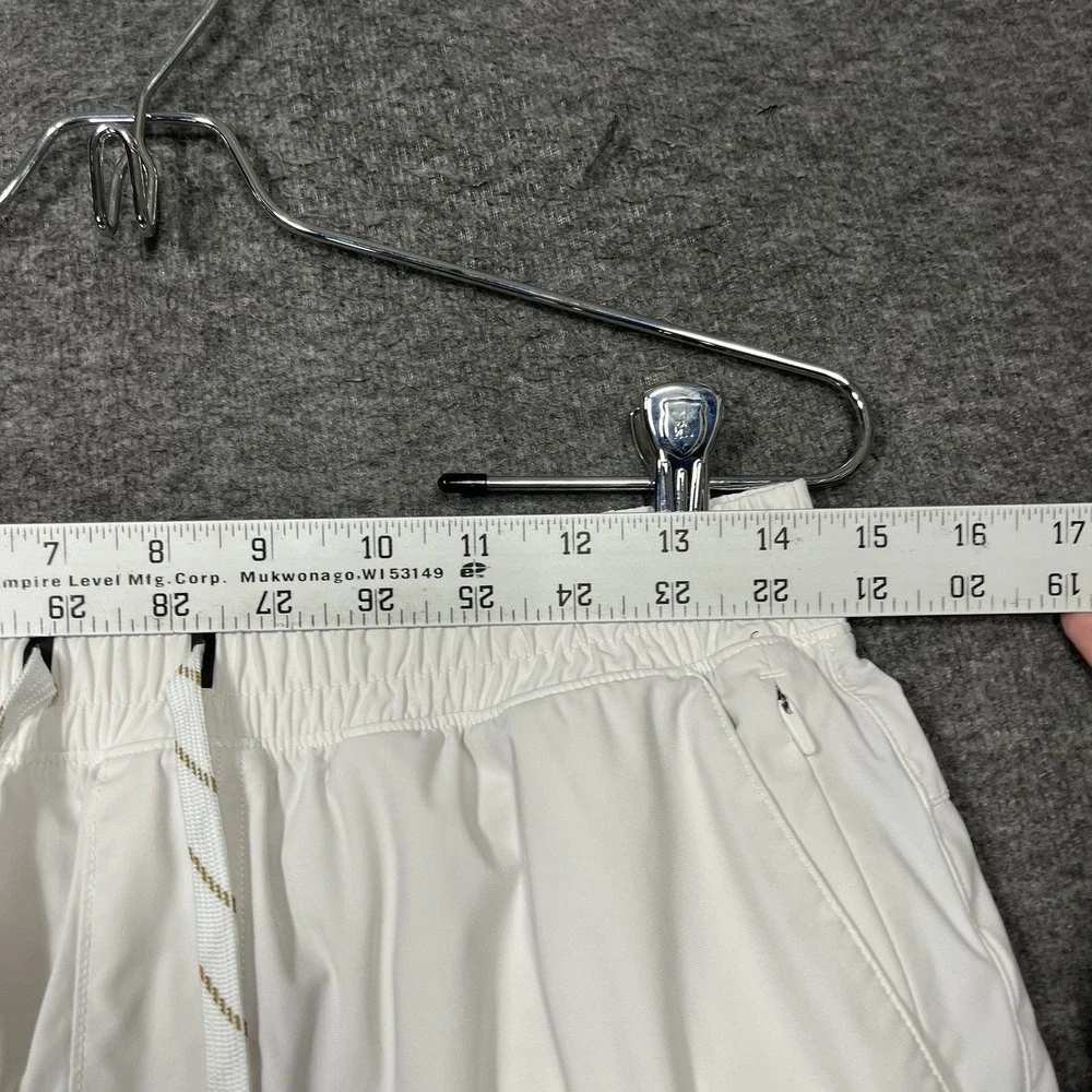 Rhone Pursuit Shorts Mens M White Lined Drawstring performance 4.5